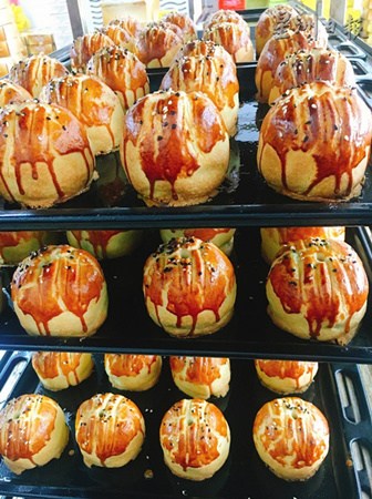 有些客人獨愛游港上海月餅的酥脆餅皮及濃郁奶油香。（馬來西亞《星洲日報》）