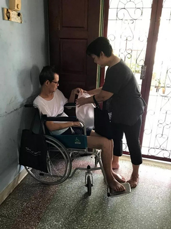 陳鴻吉不能說話，媽媽饒佩芬買了白板，嘗試讓兒子用白板寫字溝通。（馬來西亞《星洲日?qǐng)?bào)》）