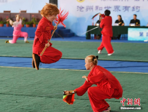 圖為比賽現(xiàn)場，外國小選手“對打”。<a target='_blank' >中新社</a>記者 翟羽佳 攝