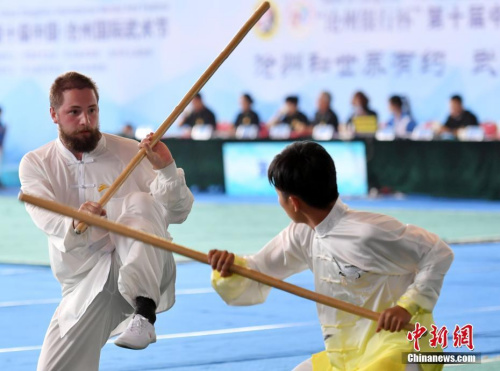 圖為比賽現(xiàn)場，國際組“對打”。<a target='_blank' >中新社</a>記者 翟羽佳 攝