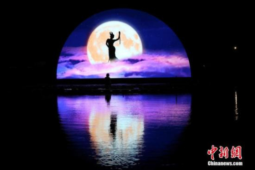 以“慧聚兩岸情，兩岸一家親”為主題的海峽兩岸（昆山）中秋燈會將于9月19日在江蘇昆山舉行。10日晚，在昆山古鎮(zhèn)周莊，各色彩燈相繼試亮燈，將湖灣、水巷、小橋、老街、古宅、名剎串連成珠，一組組大型燈組呈現(xiàn)出兩岸民俗風(fēng)情，凸顯江南水鄉(xiāng)的迷人夜色。 黃瑩 攝