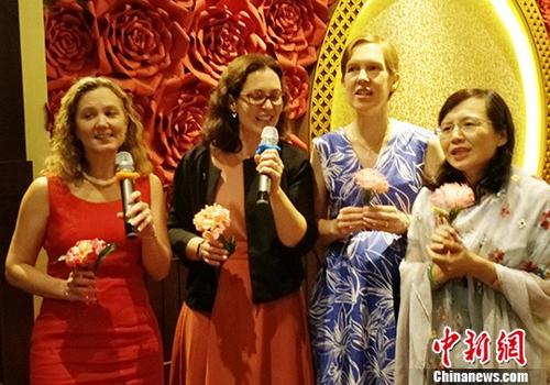 10日晚，中國駐東盟使團(tuán)在印尼首都雅加達(dá)舉辦迎中秋招待會，東盟10國及對話伙伴國駐東盟副代表出席招待會。圖為各國外交官興致盎然，紛紛引吭高歌。<a target='_blank' >中新社</a>記者 林永傳 攝