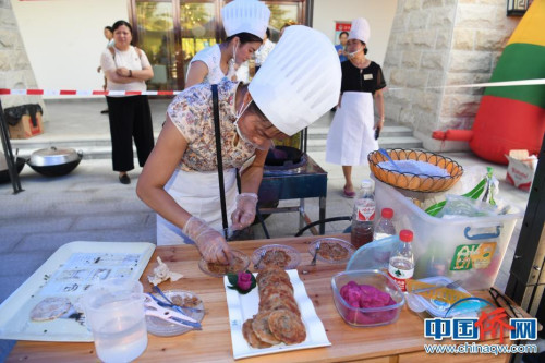 圖為越南歸僑黃梅宗與22歲的女兒沈世婷制作越南蔥花餅。林浩 攝