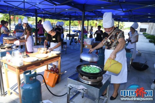 圖為印尼僑眷蘇貞娟的在制作綠色糯米椰絲球，這個糕點獲得當天比賽的一等獎。林浩 攝