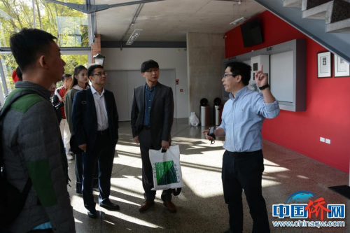 圖為巡演團(tuán)團(tuán)長、中央民族大學(xué)國際合作處副處長胡華征（右三）率團(tuán)抵達(dá)瑞伊•弗瑞德曼藝術(shù)中心，與演出籌辦方、奧克蘭孔子學(xué)院中方院長周兵（右一）交流。 中央民族大學(xué)供圖 劉佳攝