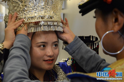圖為巡演團(tuán)里的大學(xué)生演員佩戴苗族頭飾。 中央民族大學(xué)供圖 劉佳攝