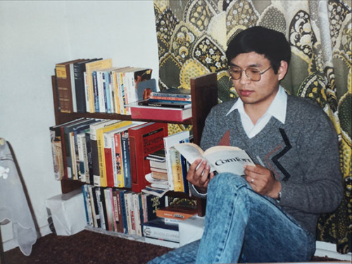 1990年留學期間逯高清在布里斯班家中讀書 