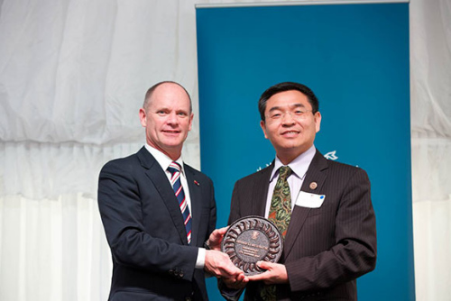 昆士蘭州長向逯高清頒發(fā)“昆士蘭偉人獎”