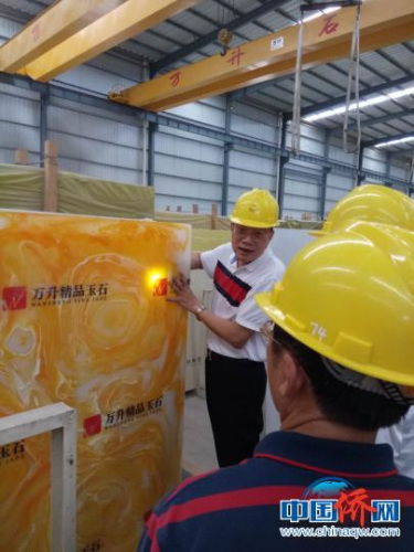 圖為僑商們?cè)谑募庸?chǎng)考察 鐘欣 攝