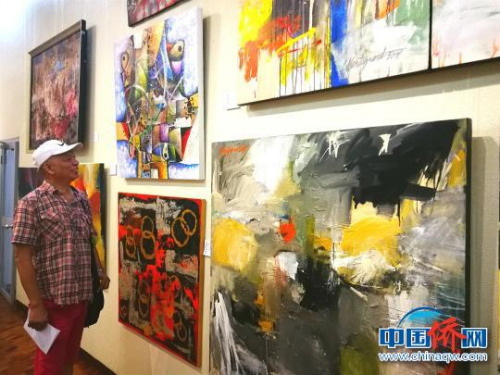 畫展吸引菲律賓民眾駐足參觀?！￡P向東 攝