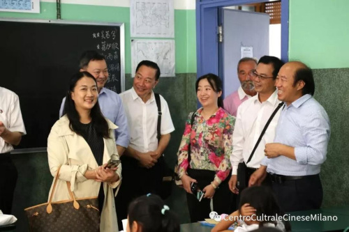 交流團走進龍甲中文學校課堂。