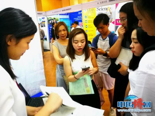 碧瑤的女大學(xué)生潘歡雅(MARIE D.PUA)(前左二)專程來(lái)找同濟(jì)大學(xué)，她非常喜歡上海，希望報(bào)考國(guó)際貿(mào)易專業(yè)?！￡P(guān)向東 攝