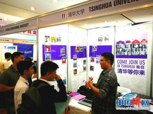 清華大學(xué)招生辦劉禹廷老師表示，不少菲律賓學(xué)生有備而來(lái)，對(duì)清華經(jīng)濟(jì)管理、計(jì)算機(jī)、醫(yī)學(xué)專業(yè)表現(xiàn)出興趣。　關(guān)向東 攝