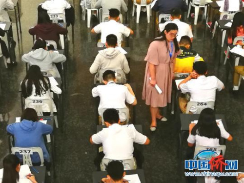 HSK考試現(xiàn)場(chǎng)。　關(guān)向東 攝