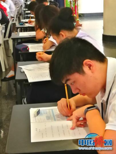 認(rèn)真答題的學(xué)生?！￡P(guān)向東 攝