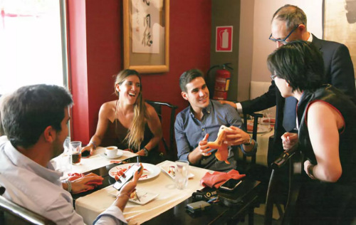 China Té老板娘為就餐的西班牙人講解中餐文化。（圖片來(lái)源：《歐洲時(shí)報(bào)》邵依妮/攝）