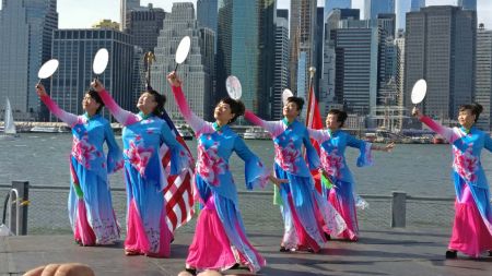 “紐約華星”分團-東方之珠藝術(shù)團的表演
