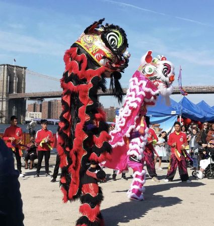 來自中國代表團的舞獅表演