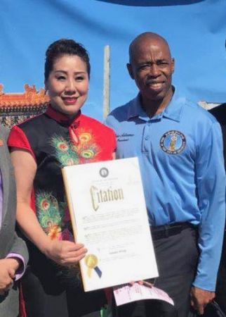 布魯克林亞當(dāng)斯區(qū)長頒獎給項靜文