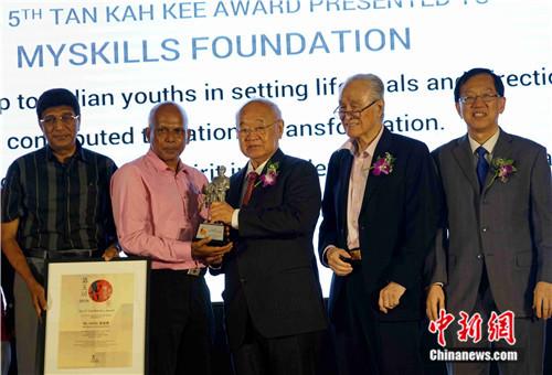 Pasupathi(左二)接受頒獎。陳悅 攝