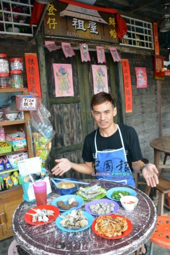 袁志成細(xì)心打造祖屋凳仔鮮蛤小食物。(馬來西亞《中國報(bào)》記者 趙詩綺 攝)