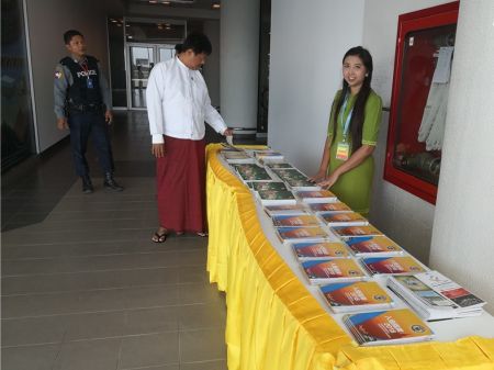 緬甸曼德勒華助中心為中國游客贈送《入緬指南》。(緬甸曼德勒華助中心圖片)