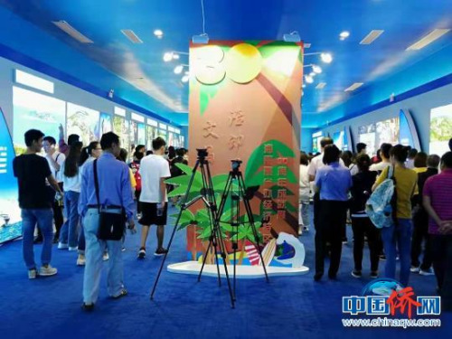 眾人參觀文昌主題圖片展。　張茜翼 攝