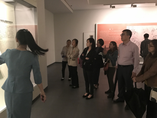 菲律賓媒體代表團(tuán)成員10月13日在西安大唐西市博物館參觀。