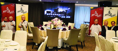 現(xiàn)場(chǎng)可以看到印有魏家祥和馬漢順的海報(bào)。（馬來西亞《光華日?qǐng)?bào)》）