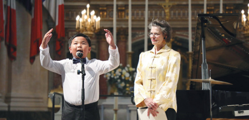 薩爾維亞特和華人少年孔祥達(dá)分別用法語和中文朗誦紀(jì)念一戰(zhàn)華工的詩歌。（法國《歐洲時(shí)報(bào)》/孔帆 攝）