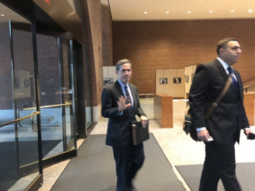 領(lǐng)導(dǎo)亞裔控訴哈佛大學(xué)招生歧視亞裔學(xué)生的SFFA主席布魯姆(后者)15日一早來(lái)到法庭，準(zhǔn)備出庭。(美國(guó)《世界日?qǐng)?bào)》/劉晨懿之 攝)