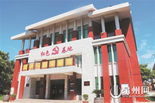 作為紅色教育基地的“戰(zhàn)爭與和平展館”，圖文講述了許多圍頭故事。