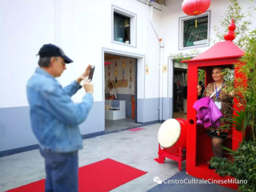 來賓體驗坐花轎。