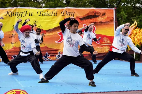 世界武術(shù)冠軍、俄州武術(shù)協(xié)會(huì)會(huì)長(zhǎng)高森(中)率隊(duì)展示(圖片來(lái)源：中國(guó)駐紐約總領(lǐng)館微信公眾號(hào))