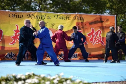 切磋技藝(圖片來(lái)源：中國(guó)駐紐約總領(lǐng)館微信公眾號(hào))