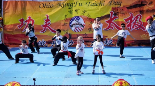 傳承武術(shù)從娃娃做起(圖片來(lái)源：中國(guó)駐紐約總領(lǐng)館微信公眾號(hào))