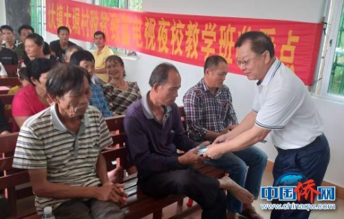 咖啡生產(chǎn)企業(yè)到萬寧北大鎮(zhèn)大堀村對農(nóng)戶開展技術(shù)培訓(xùn)?！×赫瘳| 攝