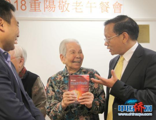 10月16日，倫敦華人社區(qū)社區(qū)中心在唐人街舉辦了2018重陽敬老午餐會(huì)，來自倫敦各地區(qū)的50多位年齡在六、七十歲以上華人老人參加了此次“敬老愛老獻(xiàn)愛心”活動(dòng)。圖為中國(guó)駐英國(guó)大使館盧海田參贊(右)與92歲高齡老人劉水蓮(中)拉家常交談，送上節(jié)日祝福?！埰?攝