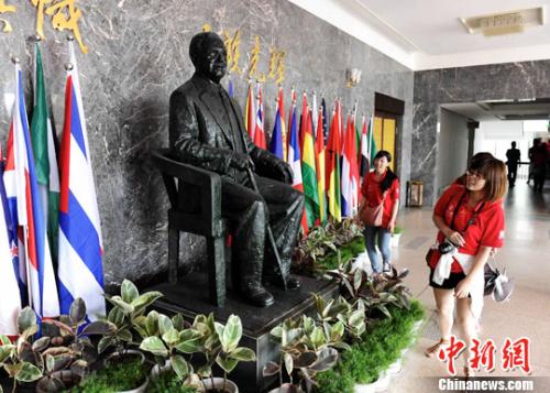 資料圖：華僑大學泉州校區(qū)的陳嘉庚紀念銅像。