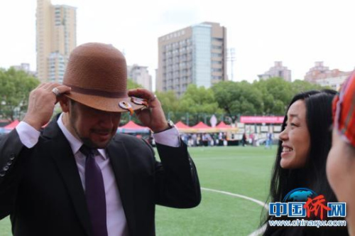 馬克羅在留學生文化節(jié)上體驗進博展品?！」﹫D 攝