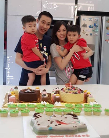 李宗偉一家4口開心慶生。（馬來西亞《光華日報(bào)》）