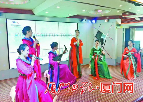 “鷺江之星”游船邀請專業(yè)南音演員為游客表演。