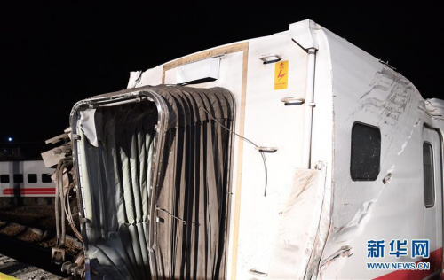 這是10月21日拍攝的列車出軌翻覆事故現(xiàn)場。