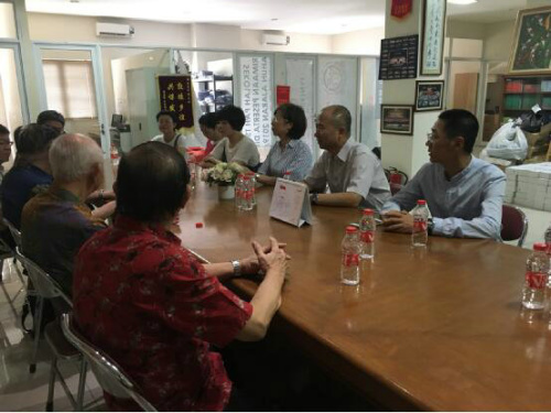 與印尼巴中三語學(xué)校校董座談交流 與印尼巴中三語學(xué)校校董座談交流