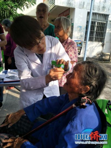 圖為醫(yī)療專家為現(xiàn)場群眾進(jìn)行義診 梁美芳 攝