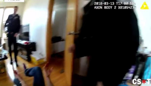 最新發(fā)布的視頻鏡頭顯示，遭到幾次槍擊之后，陳痛苦地倒地，隨后被送往醫(yī)院。（警方視頻截圖）