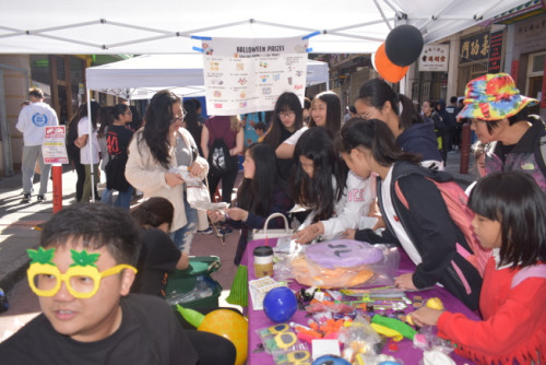 同樂日現(xiàn)場設有臉部彩繪和工藝美術攤位。(美國《世界日報》/黃少華 攝)