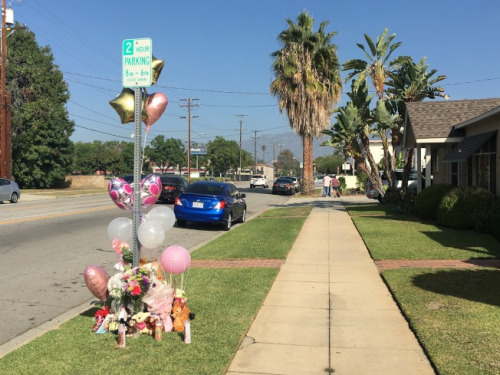 許多路人在事發(fā)地點(diǎn)放置鮮花、氣球哀悼。(美國《世界日報》/林佩錦 攝)
