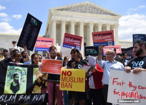 當(dāng)?shù)貢r(shí)間6月26日，在美國聯(lián)邦最高法院裁決支持特朗普2017年頒布的移民限制令后，民眾在最高法院門口抗議。<a target='_blank' >中新社</a>記者 鄧敏 攝