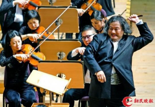 圖說：湯沫海在充滿激情地指揮中 新民晚報(bào)記者 郭新洋 攝